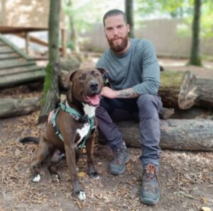 Tierpfleger Lukas Walter mit Hund